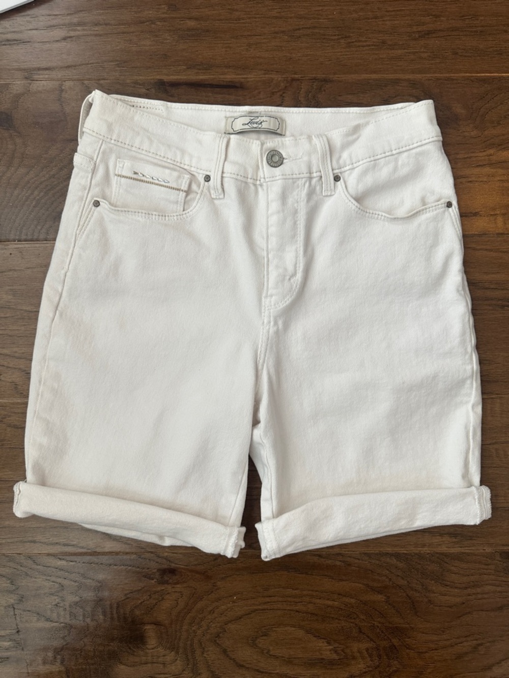 Levi's 512 Perfectly Slimming Women’s Sz 8Cream Denim Bermuda Shorts ✨